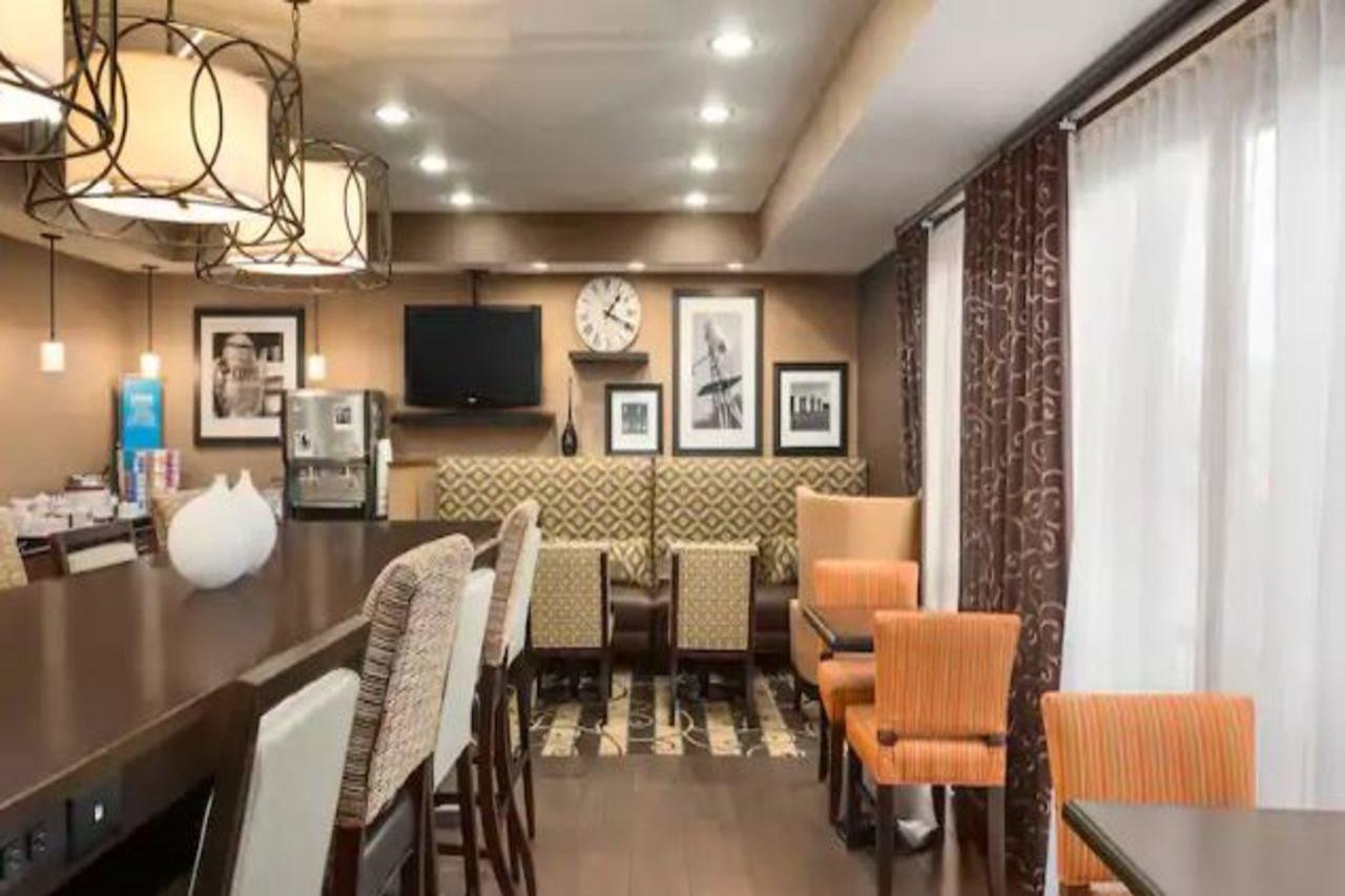 Hampton Inn Wichita-East Экстерьер фото
