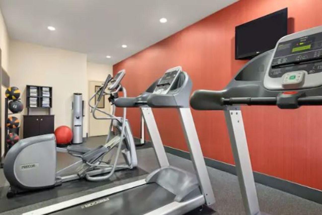 Hampton Inn Wichita-East Экстерьер фото