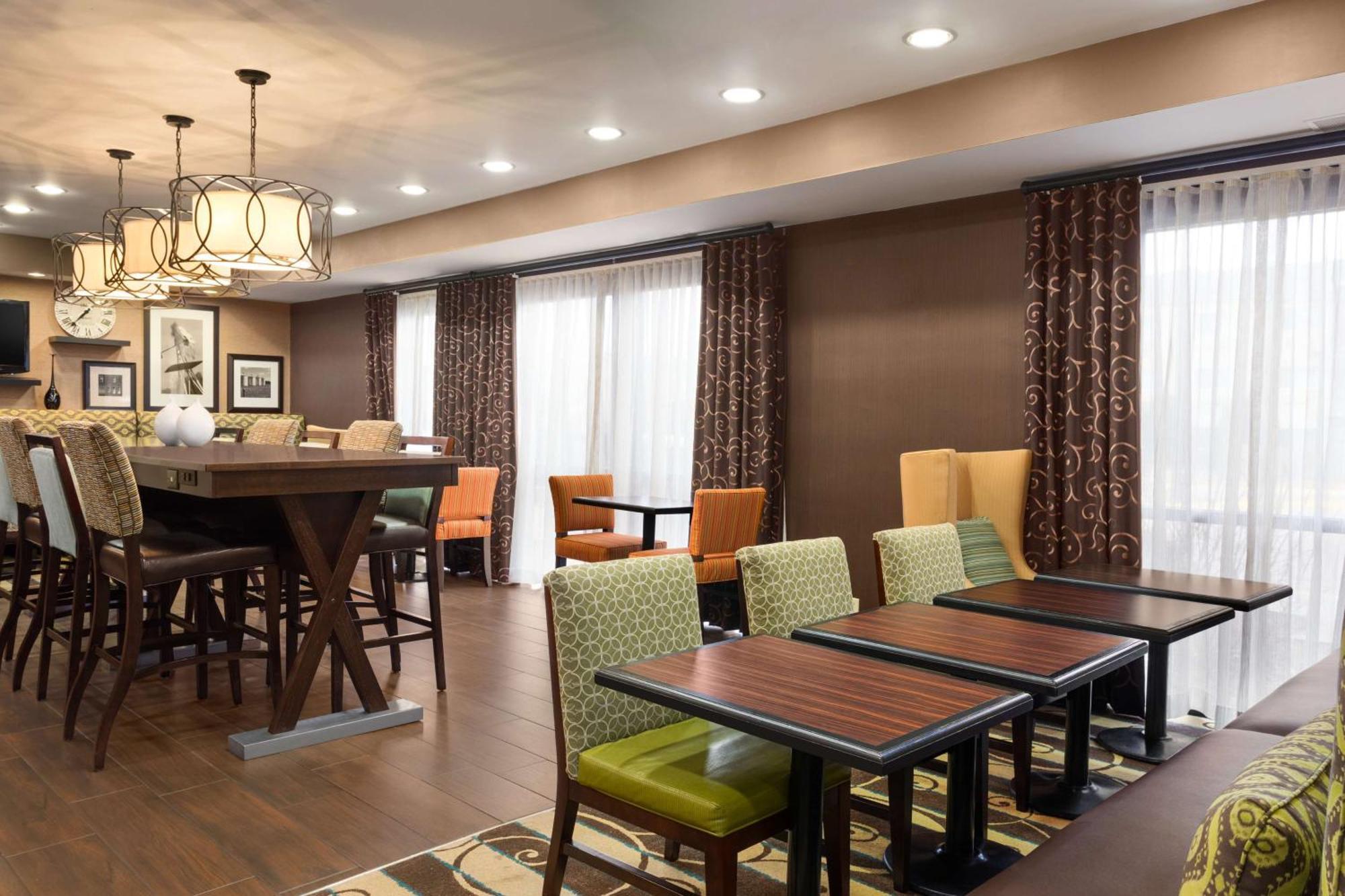 Hampton Inn Wichita-East Экстерьер фото