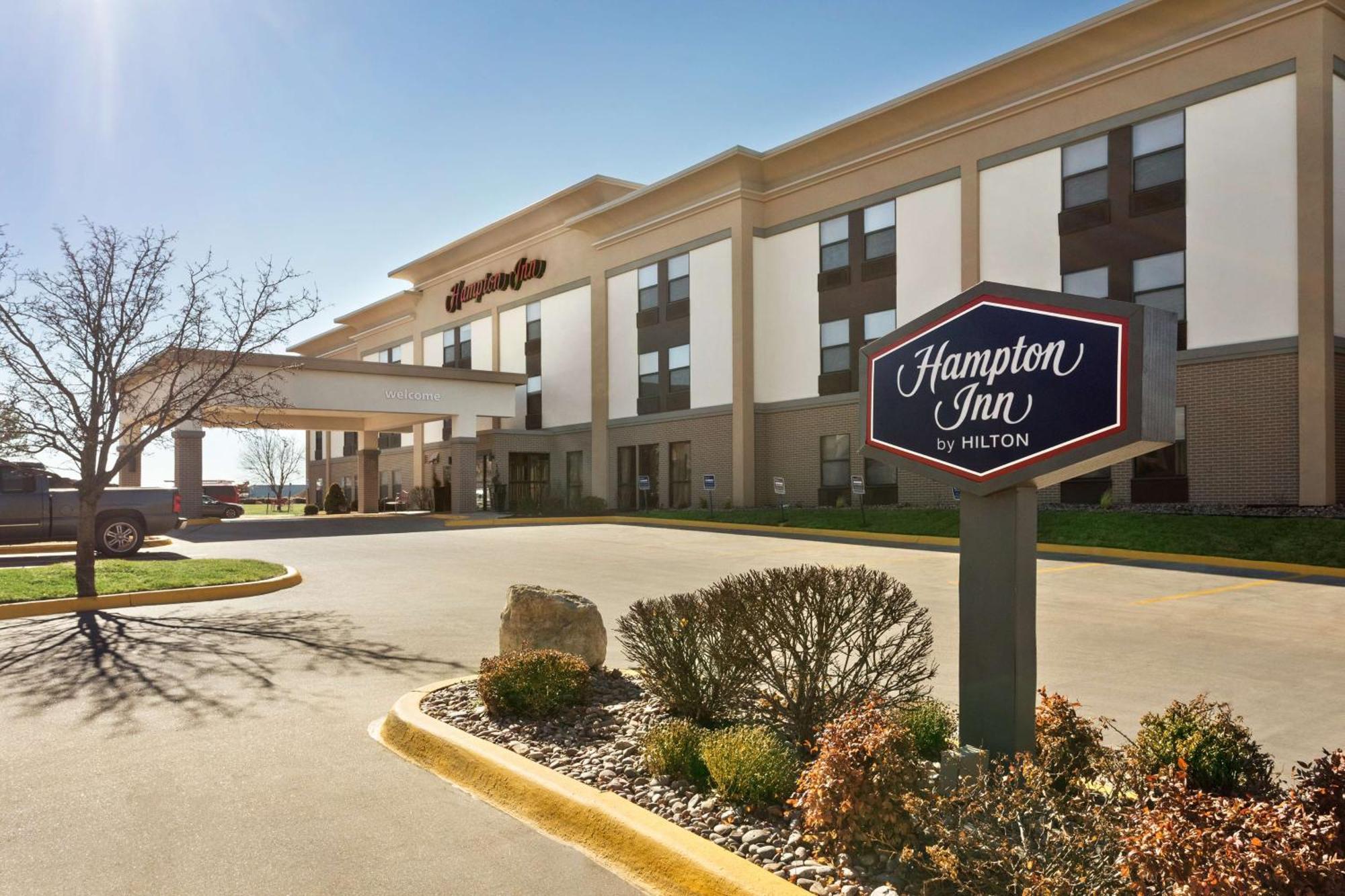 Hampton Inn Wichita-East Экстерьер фото