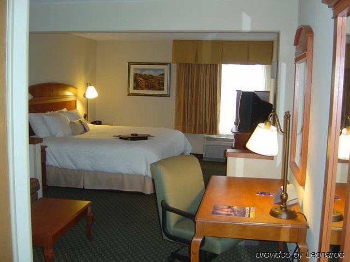 Hampton Inn Wichita-East Номер фото