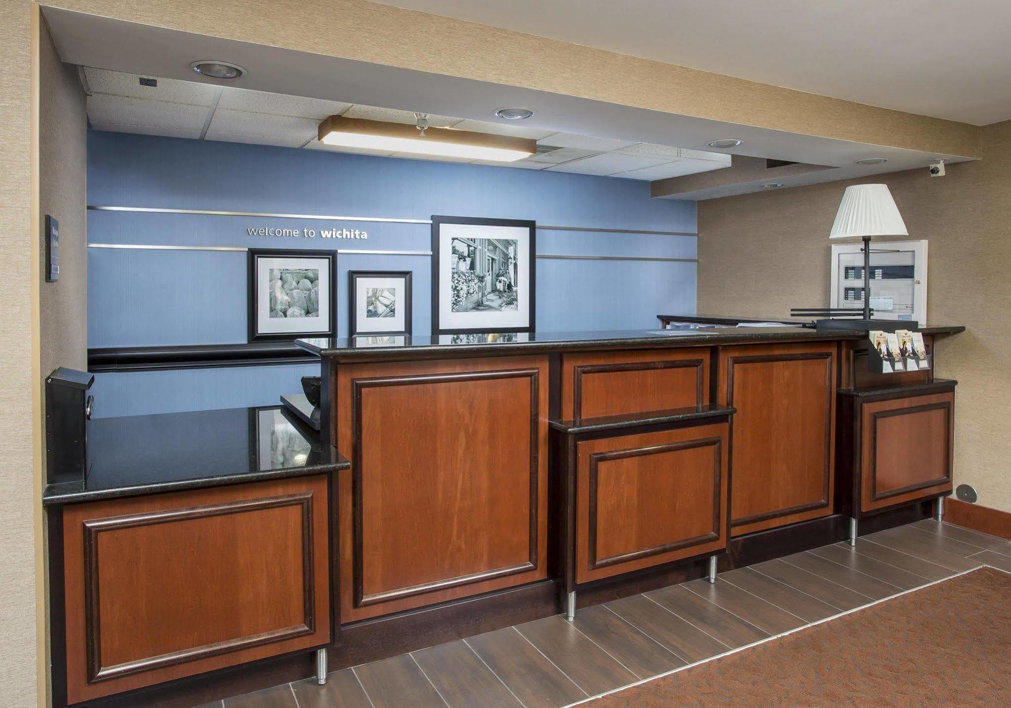 Hampton Inn Wichita-East Экстерьер фото